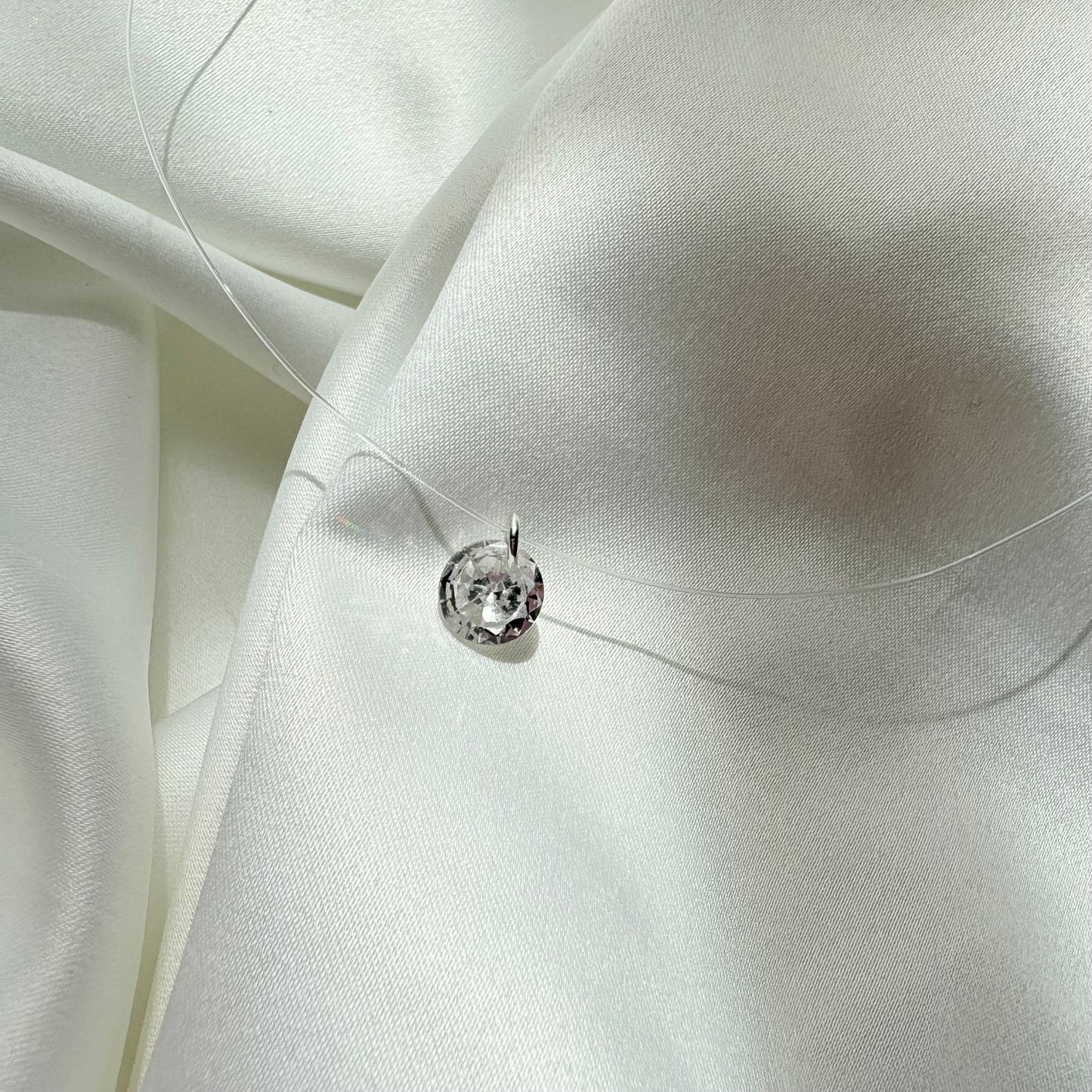 Колие с кристал SWAROVSKI® на прозрачна корда 💎